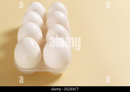 Les œufs de poulet blancs sont dans un plateau d'œufs concept alimentaire sain. Orientation de l'horisontal. Banque D'Images