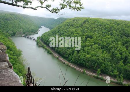 Vue panoramique sur la rivière New, vue depuis la vue sur le parc national Hawks Nest, WV, USA Banque D'Images
