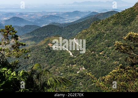 Vue depuis Mirante do Soberbo, point d'observation de l'autoroute tortueux Rio-Teresopolis qui traverse la végétation dense et verte des montagnes Organ Range. Banque D'Images