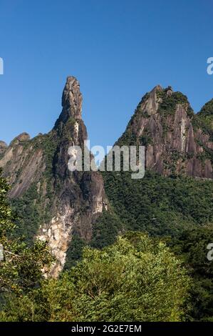 Vue depuis Soberbo, point de vue du doigt de Dieu (gauche) et des pics de Cabeca de Peixe (tête de poisson - droite) sous un ciel bleu clair. Teresopolis, Rio de Janeiro Banque D'Images