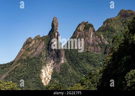 Vue depuis Soberbo, point de vue du doigt de Dieu (gauche) et des pics de Cabeca de Peixe (tête de poisson - droite) sous un ciel bleu clair. Teresopolis, Rio de Janeiro Banque D'Images