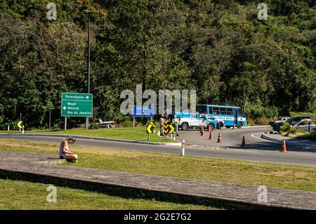 Vue partielle de l'autoroute Rio-Teresopolis (BR-116) échange de feuilles cloverlevers avec certains véhicules de police et des officiers sur la route d'accès à Teresopolis. Banque D'Images