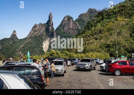 Parking de la zone d'observation de Soberbo sur l'autoroute Rio-Teresopolis (BR-116) avec notre doigt, le doigt de Dieu et les pics de Cabeca de Peixe à l'arrière. Banque D'Images