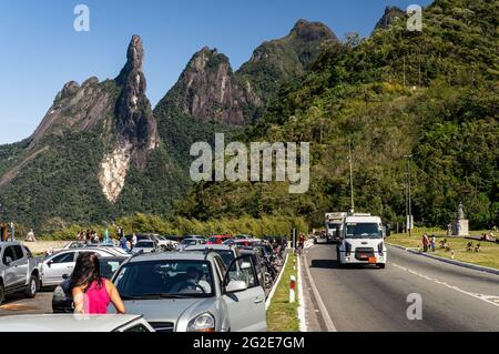 Vue partielle de la zone de repos du point d'observation de Soberbo avec circulation passant à l'échangeur de feuilles de Cloverleaf de l'autoroute Rio-Teresopolis avec Organ Range Peaks à l'arrière Banque D'Images