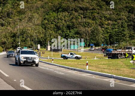 Trafic passant par l'échangeur de feuilles de rocade de l'autoroute Rio-Teresopolis juste sur la route d'accès Teresopolis et le point d'observation Mirante do Soberbo, orienté vers le sud. Banque D'Images