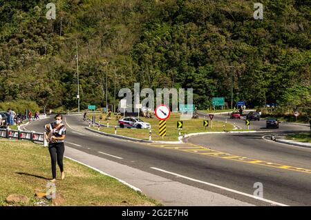 Vue panoramique sur l'échangeur de feuilles de rocade de l'autoroute Rio-Teresopolis juste à la route d'accès Teresopolis et au point d'observation Mirante do Soberbo, orienté vers le sud. Banque D'Images