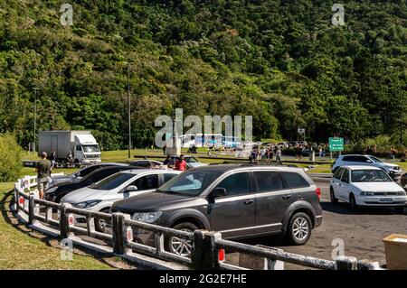 Les voitures garées au point d'observation de Soberbo tandis que les touristes apprécient le paysage environnant. Zone située à l'échangeur de feuilles de cloverleaf de l'autoroute BR-116. Banque D'Images