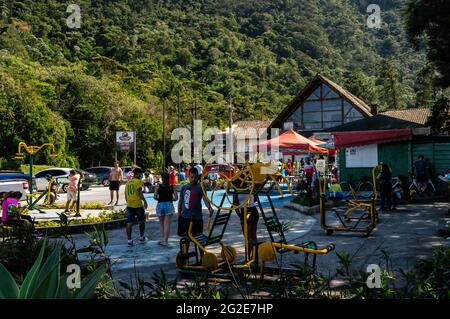 Touristes autour de Teresopolis informations touristiques parking jardin avec quelques équipements de fitness en plein air et stands de nourriture à l'ombre des arbres. Banque D'Images