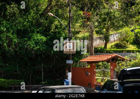 Panneau marron de la fontaine Judite fixé sur un lampadaire à proximité au bout de la rue Dona Olga de Oliveira. Banque D'Images