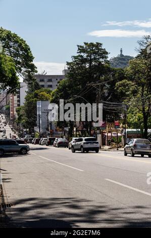 Vue sur une descente de l'avenue Oliveira Botelho avec un petit embouteillage à proximité de la place Higino da Silveira, dans le quartier Alto. Banque D'Images