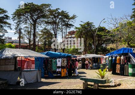 Les personnes marchant et parcourant des articles à vendre dans Alto Fair, un marché public situé dans les environs de la place Higino da Silveira, quartier Alto. Banque D'Images