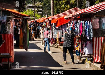 Les personnes marchant et parcourant des articles à vendre dans Alto Fair, un marché public situé dans les environs de la place Higino da Silveira, quartier Alto. Banque D'Images