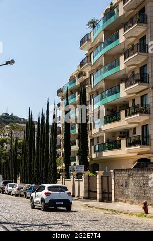 Trafic passant devant le condominium Jardins de Monet, une communauté fermée située dans la rue Alfredo Rebelo Filho dans le quartier Alto. Banque D'Images