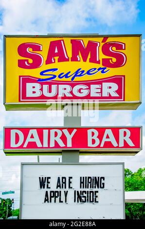 L’affiche Sam’s Super Burger est illustrée d’une affiche indiquant que le restaurant fast-food est actuellement en location, le 9 juin 2021, à Grand Bay, Alabama. Banque D'Images