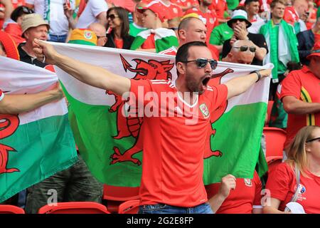 Pays de Galles fans pays de Galles contre Irlande du Nord, UEFA Euro 2016 dernier match de 16 au Parc des Princes à Paris, France . Juin 2016 usage éditorial seulement. photo par et Banque D'Images