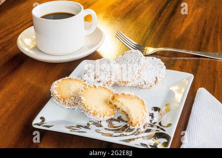 Savoureux Alfajores: Biscuits péruviens traditionnels remplis de caramel et de poudre de sucre blanc sur le dessus. Banque D'Images