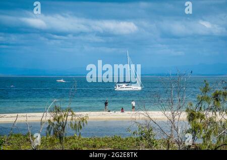 Pêche sur la flèche de sable à Buckleys Hole, Bongaree, Bribie Island, région de Moreton Bay, Queensland, Australie Banque D'Images