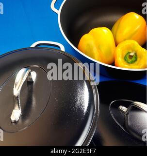 ustensiles de cuisine - casseroles avec couvercle; photo sur fond bleu. Banque D'Images