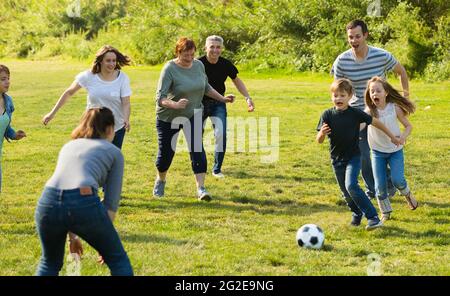 les hommes et les femmes qui kicking la balle Banque D'Images