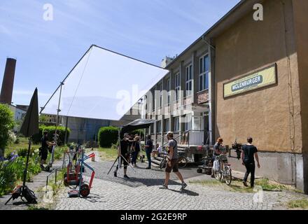 Pasewalk, Allemagne. 10 juin 2021. Le set pendant le tournage du film TV 'McLenBurger - une fois dans une vie" sur le terrain d'une ancienne ferme GDR. Dans le cadre de la comédie ARD Degeto, le plus jeune gérant de la cantine de GDR Times ouvre un restaurant avec des hamburgers faits maison et d'autres spécialités régionales. Elle est confrontée à la concurrence d'une chaîne de hamburgers dans la région. Le tournage a lieu en Mecklembourg-Poméranie occidentale et à Berlin. Credit: Jens Kalaene/dpa-Zentralbild/dpa/Alay Live News Banque D'Images