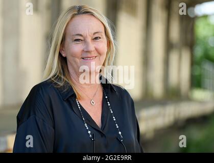 Pasewalk, Allemagne. 10 juin 2021. La productrice Ariane Krappe est sur le bord du tournage du film TV 'McLenBurger - Once in a Lifetime' sur le terrain d'une ancienne ferme GDR. Dans le cadre de la comédie ARD Degeto, la plus jeune femme gérant de la cantine de GDR Times ouvre un restaurant avec des hamburgers faits maison et d'autres spécialités régionales. Elle est confrontée à la concurrence d'une chaîne de hamburgers dans la région. Le tournage a lieu en Mecklembourg-Poméranie occidentale et à Berlin. Credit: Jens Kalaene/dpa-Zentralbild/dpa/Alay Live News Banque D'Images