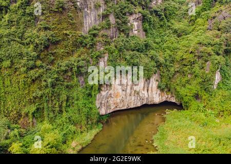 Le paysage majestueux sur la rivière Ngo Dong à Tam COC Vue de Bich Dong de drone dans la province de Ninh Binh Viet Nam Banque D'Images