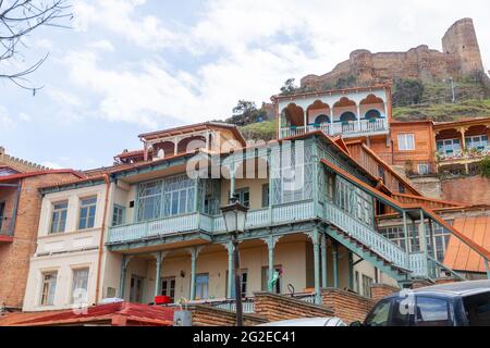 Maisons géorgiennes traditionnelles à Tbilissi au pied de la forteresse Narikala Banque D'Images