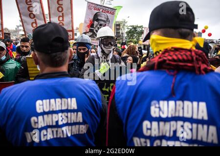 La 'première ligne' avec la 'Garde paysanne' fait un cercle pour diviser les manifestants et la police pour éviter la confrontation pendant la manifestation.la Commission interaméricaine des droits de l'homme (CIDH) a rencontré la Cour suprême de justice, le Conseil d'Etat, la Cour constitutionnelle, Le Conseil supérieur de la magistrature et la compétence spéciale pour la paix. La participation de deux « gardes paysans » et de la « première ligne » a été cruciale pour maintenir l'ordre entre les manifestants et la police nationale. Le même jour, le comité national de grève colombien a appelé les manifestants à « reprendre Bogota ». Plusieurs ma Banque D'Images