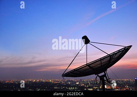 Une antenne parabolique au-dessus de la ville Banque D'Images