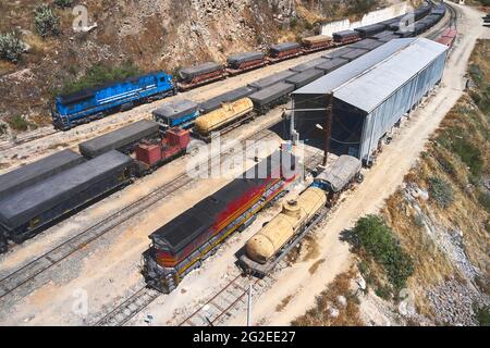 Vue aérienne de plusieurs trains de wagons avec des marchandises à la gare, vue de dessus. Matucana - Pérou Banque D'Images