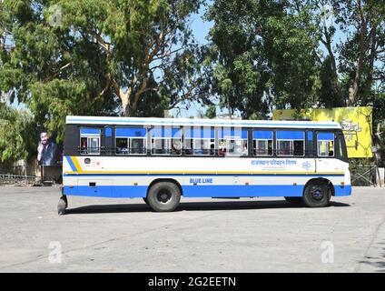 Beawar, Inde. 10 juin 2021. Beawar, Rajasthan, Inde, 10 juin 2021 : un bus circule sur la route après que les autorités ont repris les transports publics dans l'État, à la gare routière de Beawar. Crédit : Sumit Saraswat/Alay Live News Banque D'Images