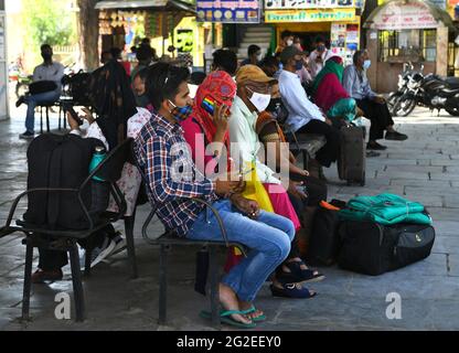 Beawar, Inde. 10 juin 2021. Beawar, Rajasthan, Inde, 10 juin 2021 : les passagers attendent de monter à bord des bus pour leur lieu d'origine après que les autorités ont repris les transports publics dans l'État, à la station d'autobus des voies de circulation à Beawar. Crédit : Sumit Saraswat/Alay Live News Banque D'Images