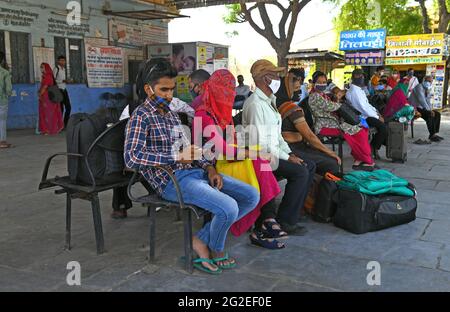 Beawar, Inde. 10 juin 2021. Beawar, Rajasthan, Inde, 10 juin 2021 : les passagers attendent de monter à bord des bus pour leur lieu d'origine après que les autorités ont repris les transports publics dans l'État, à la station d'autobus des voies de circulation à Beawar. Crédit : Sumit Saraswat/Alay Live News Banque D'Images