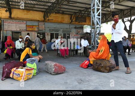 Beawar, Inde. 10 juin 2021. Beawar, Rajasthan, Inde, 10 juin 2021 : les passagers attendent de monter à bord des bus pour leur lieu d'origine après que les autorités ont repris les transports publics dans l'État, à la station d'autobus des voies de circulation à Beawar. Crédit : Sumit Saraswat/Alay Live News Banque D'Images