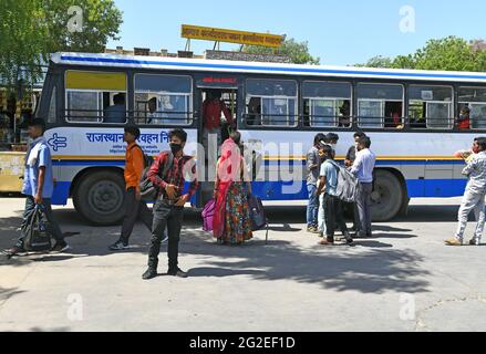 Beawar, Inde. 10 juin 2021. Beawar, Rajasthan, Inde, 10 juin 2021 : les passagers attendent de monter à bord des bus pour leur lieu d'origine après que les autorités ont repris les transports publics dans l'État, à la station d'autobus des voies de circulation à Beawar. Crédit : Sumit Saraswat/Alay Live News Banque D'Images