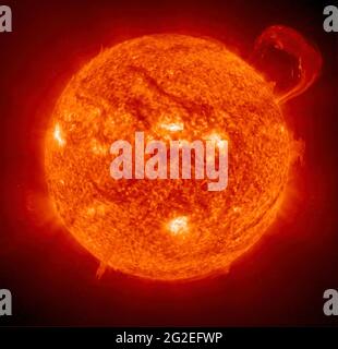 Le télescope d'imagerie ultraviolet extrême de la NASA à bord du vaisseau spatial ESAS SOHO a pris cette image d'une énorme proéminence en forme de poignée en 1999. Les proéminences sont d'énormes nuages de plasma relativement frais dense en suspension dans la couronne chaude et mince du Soleil. Banque D'Images