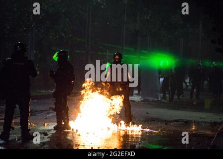 Des affrontements et des troubles entre manifestants utilisant des bombes molotov, des rochers et des lasers avec la police anti-émeute de Colombie alors que des mounds ont inondé les rues de medellin dans une protestation anti-gouvernementale contre le président Ivan Duque, brutalité et inégalités de la police, le 9 juin 2021, à Medellin, en Colombie Banque D'Images