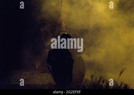 Des affrontements et des troubles entre manifestants utilisant des bombes molotov, des rochers et des lasers avec la police anti-émeute de Colombie alors que des mounds ont inondé les rues de medellin dans une protestation anti-gouvernementale contre le président Ivan Duque, brutalité et inégalités de la police, le 9 juin 2021, à Medellin, en Colombie Banque D'Images