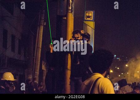 Des affrontements et des troubles entre manifestants utilisant des bombes molotov, des rochers et des lasers avec la police anti-émeute de Colombie alors que des mounds ont inondé les rues de medellin dans une protestation anti-gouvernementale contre le président Ivan Duque, brutalité et inégalités de la police, le 9 juin 2021, à Medellin, en Colombie Banque D'Images