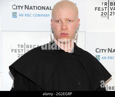 New York, New York, États-Unis. 10 juin 2021. Shaun Ross, avec la troupe et l'équipage, participe à la première mondiale du Tribeca Festival 2012 de ''la légende du métro' le 10 juin 2019 à Brookfield place à New York. Credit: George Napolitano New York, New York 10 juin: Shaun Ross assiste à la première mondiale du Festival Tribeca 2012 de ''la légende du métro' le 10 juin 2019 à Brookfield place à New York. Crédit photo : George Napolitano/Alamy Live News Banque D'Images
