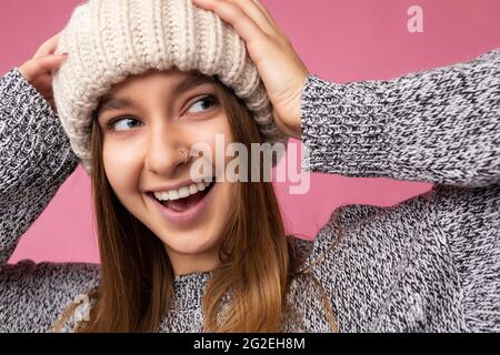 Gros plan photo de beau heureux surpris jeune femme blonde sombre se tenant isolée sur le mur d'arrière-plan coloré portant des vêtements tendance de tous les jours Banque D'Images