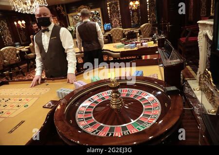 Non exclusif: KIEV, UKRAINE - 10 JUIN 2021 - UN croupier du casino milliardaire se tient à une table de roulette, Kiev, capitale de l'Ukraine. Banque D'Images