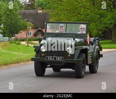 Vintage 1952 Austin champ camion militaire sur la route du village Banque D'Images