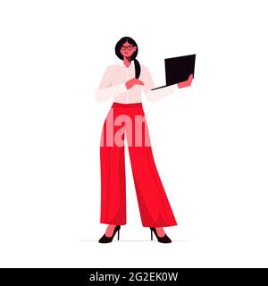 femme d'affaires leader en tenue formelle tenant un ordinateur portable femme d'affaires prospère posant le leadership Illustration de Vecteur