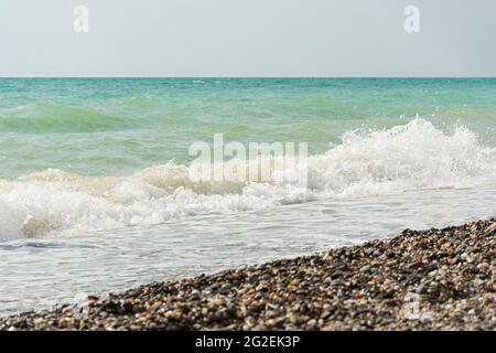 Vue rapprochée de la mer turquoise en plein soleil.arrière-plan tropical coloré. Le concept de l'été, vacances, Voyage.le plus pur bleu clair eau, petit wav Banque D'Images