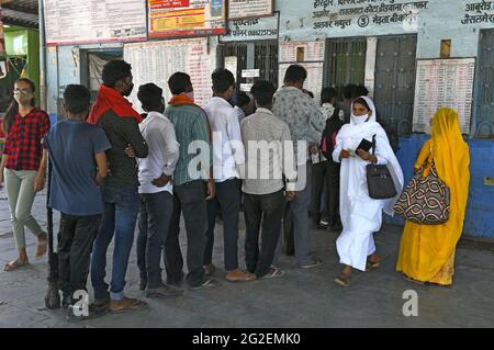 Beawar, Inde. 10 juin 2021. Les passagers restent dans la file d'attente à un guichet pour monter à bord d'autobus pour leur lieu d'origine après que les autorités ont repris les transports publics dans l'État, à la station d'autobus des voies de circulation à Beawar. (Photo de Sumit Saraswat/Pacific Press) crédit: Pacific Press Media production Corp./Alay Live News Banque D'Images