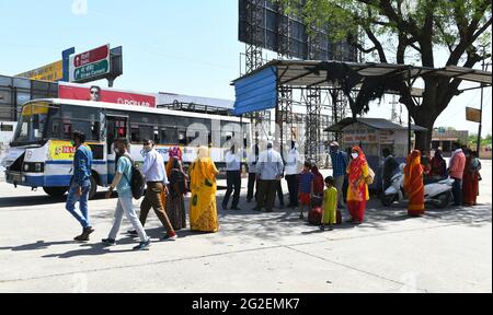 Beawar, Inde. 10 juin 2021. Les passagers attendent de monter à bord des bus pour leur lieu d'origine après que les autorités ont repris les transports publics dans l'État, à la station d'autobus des voies de circulation à Beawar. (Photo de Sumit Saraswat/Pacific Press) crédit: Pacific Press Media production Corp./Alay Live News Banque D'Images