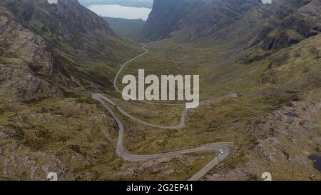 L'étroite route sinueuse de montagne à Bealach na Ba près d'APPLECROSS dans les Highlands écossais, Royaume-Uni Banque D'Images