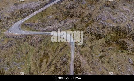 L'étroite route sinueuse de montagne à Bealach na Ba près d'APPLECROSS dans les Highlands écossais, Royaume-Uni Banque D'Images