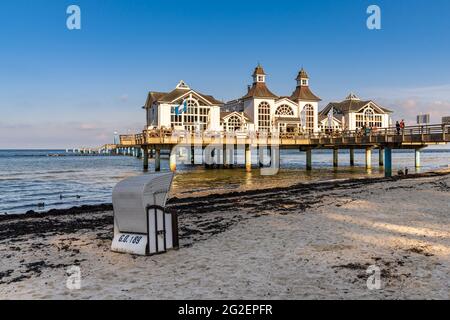 Sellin, Mecklembourg-Poméranie occidentale, Allemagne - 30 septembre 2020 : chaise de plage sur la plage principale et le quai de Sellin Banque D'Images
